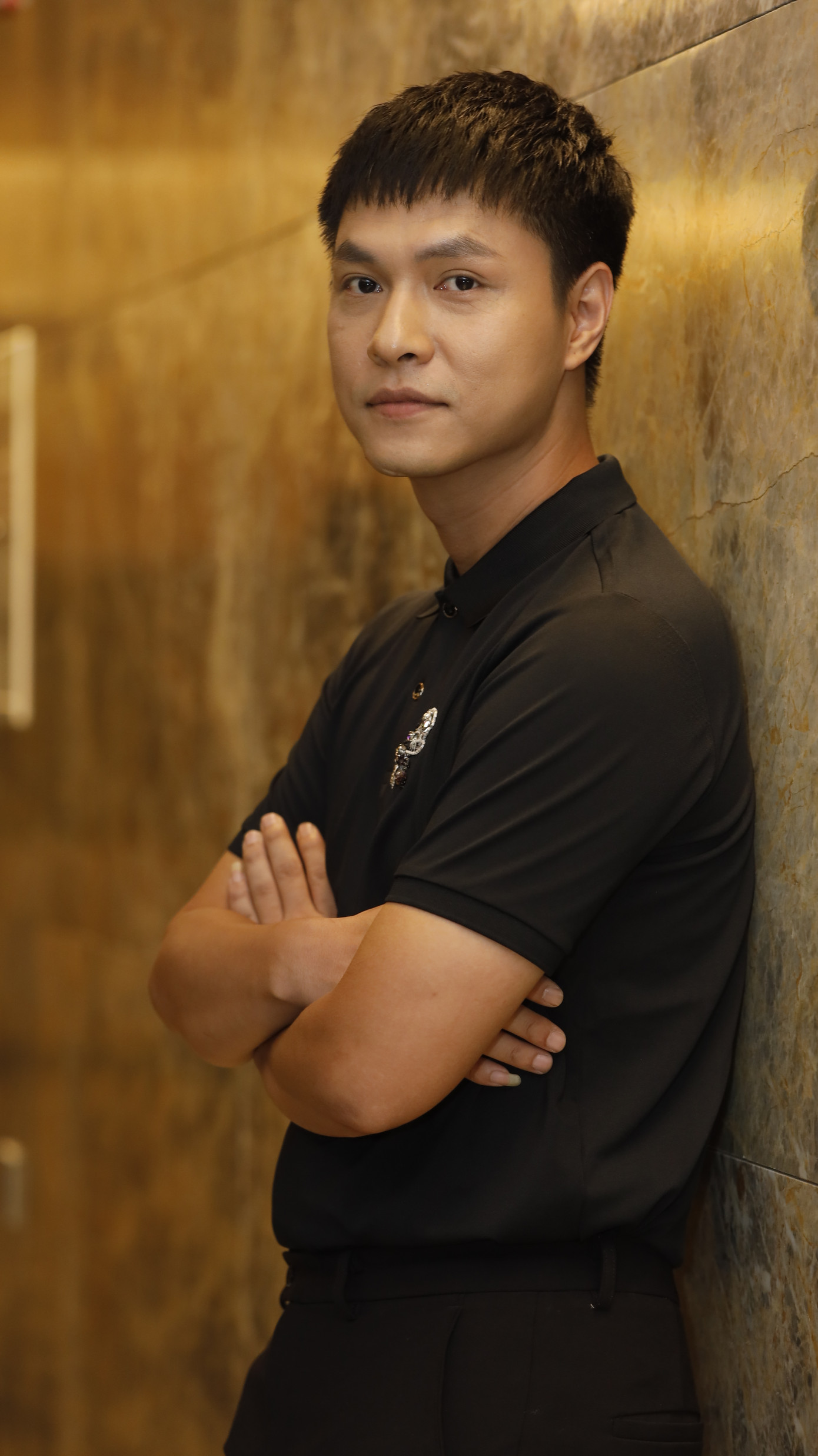 Vai của Tô Dũng trong phim có hoàn cảnh gia đình éo le. Vai của Tô Dũng trong phim có hoàn cảnh gia đình éo le.