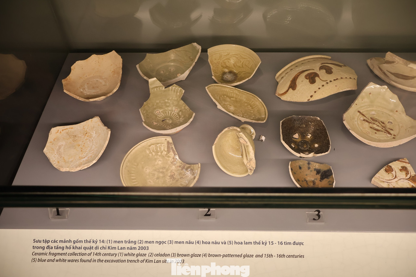 Các mảnh gốm tìm được trong địa tầng hố khai quật di chỉ Kim Lan (Gia Lâm, Hà Nội) năm 2003.