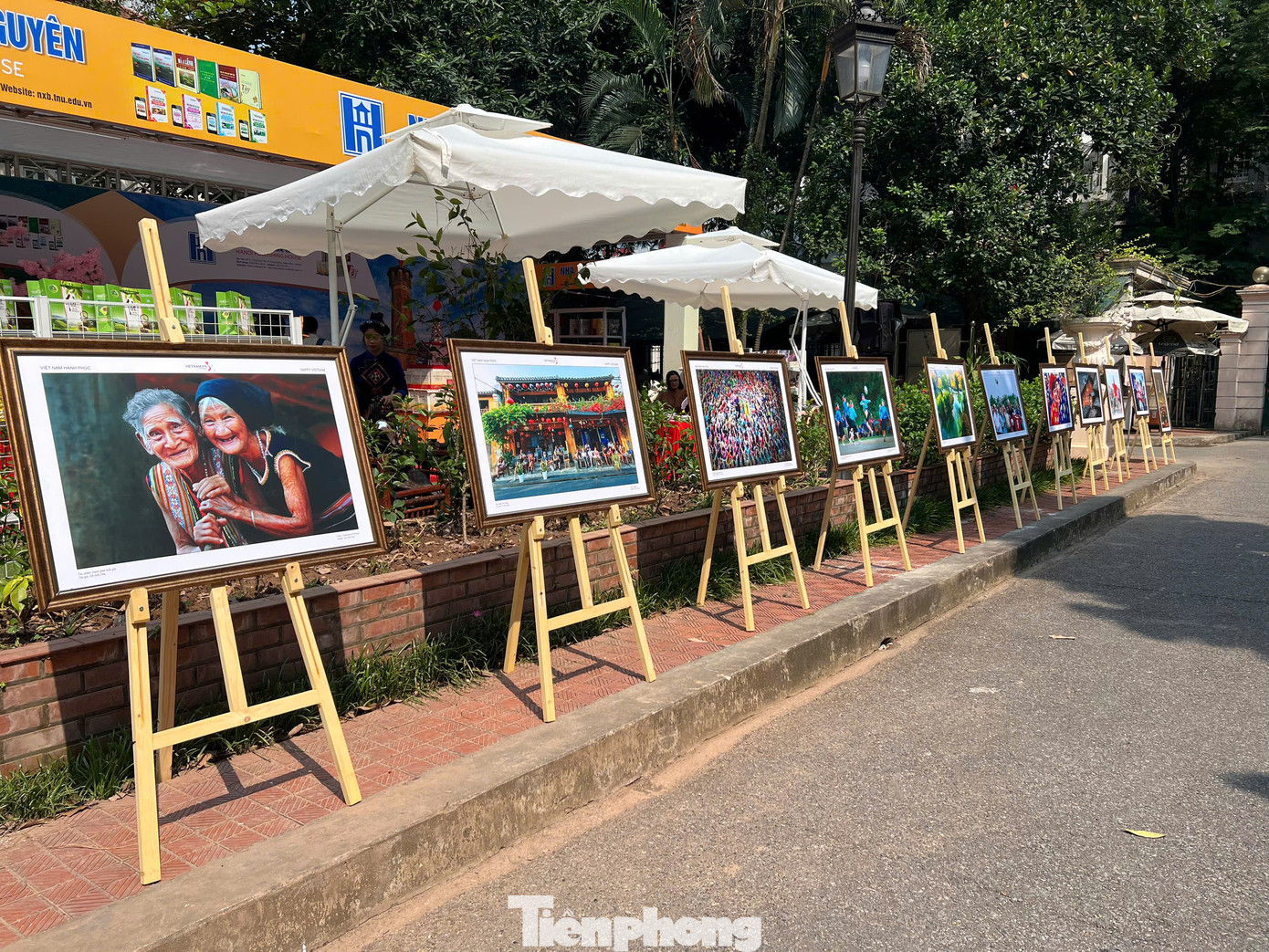 Các tư liệu được trưng bày tại Thư viện Quốc gia Việt Nam.