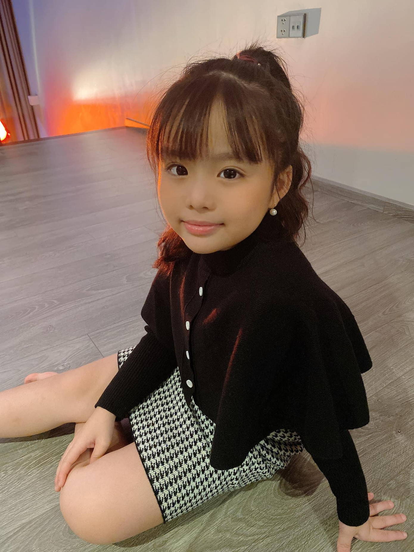 Ngoài đời, Phụng Nghi còn là một người mẫu nhí nên cô bé sớm đã dạn dĩ trước ống kính máy quay Ngoài đời, Phụng Nghi còn là một người mẫu nhí nên cô bé sớm đã dạn dĩ trước ống kính máy quay