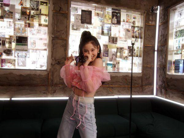 Nhóm nhạc nữ sắp ra mắt của JYP sẽ bao gồm những thành viên còn khá trẻ, chỉ từ 15-16 tuổi. Trong đó, Kyujin là thành viên nhỏ tuổi nhất của nhóm. Hiện tại, bốn thành viên là Jinni, Jiwoo, Kyujin và Sullyoon đã lần lượt được JYP giới thiệu qua những video clip &quot;nhá hàng&quot;.