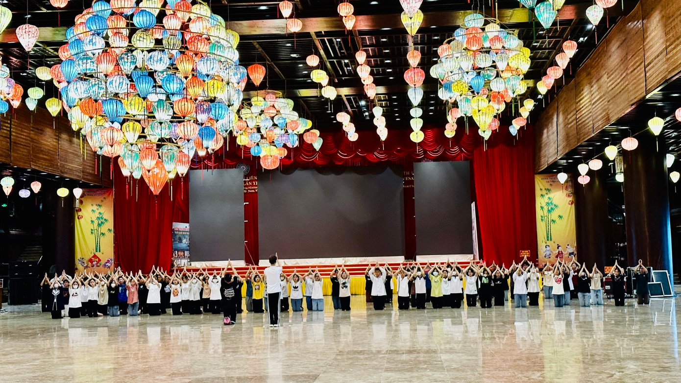 Hàng trăm diễn viên tập luyện cho lễ khai mạc.