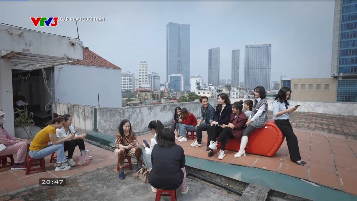 Một cảnh quay có sự xuất hiện của đồ dùng trong nhà nghỉ.