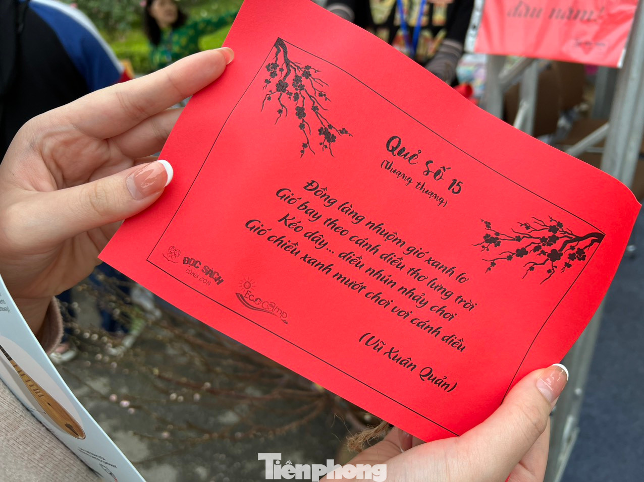 Một độc giả nhỏ tuổi khoe quẻ bói vừa bốc được tại Đường sách. Mỗi quẻ bói tương ứng với bốn câu thơ. Ảnh: NGỌC ÁNH. Một độc giả nhỏ tuổi khoe quẻ bói vừa bốc được tại Đường sách. Mỗi quẻ bói tương ứng với bốn câu thơ. Ảnh: NGỌC ÁNH.