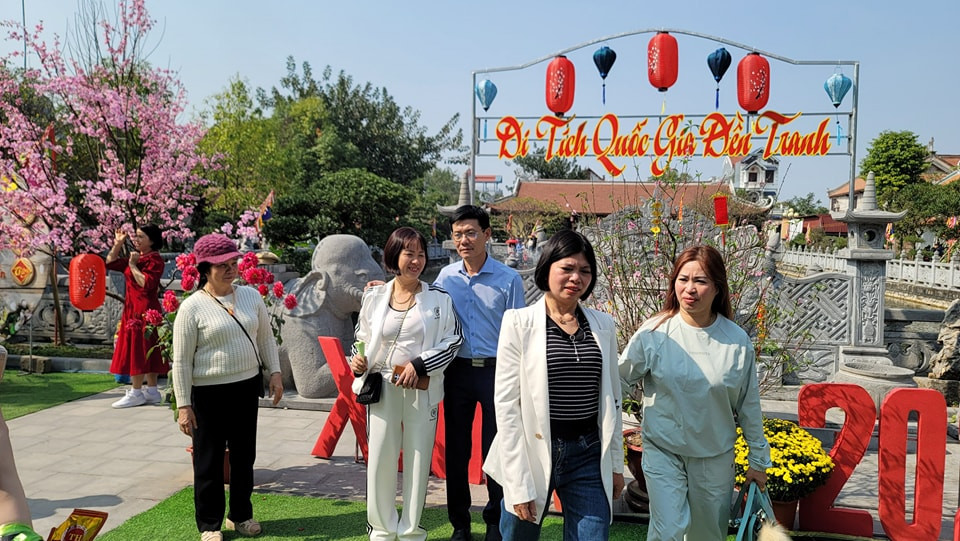 Du khách đổ về đền Tranh những ngày đầu năm mới 2024.