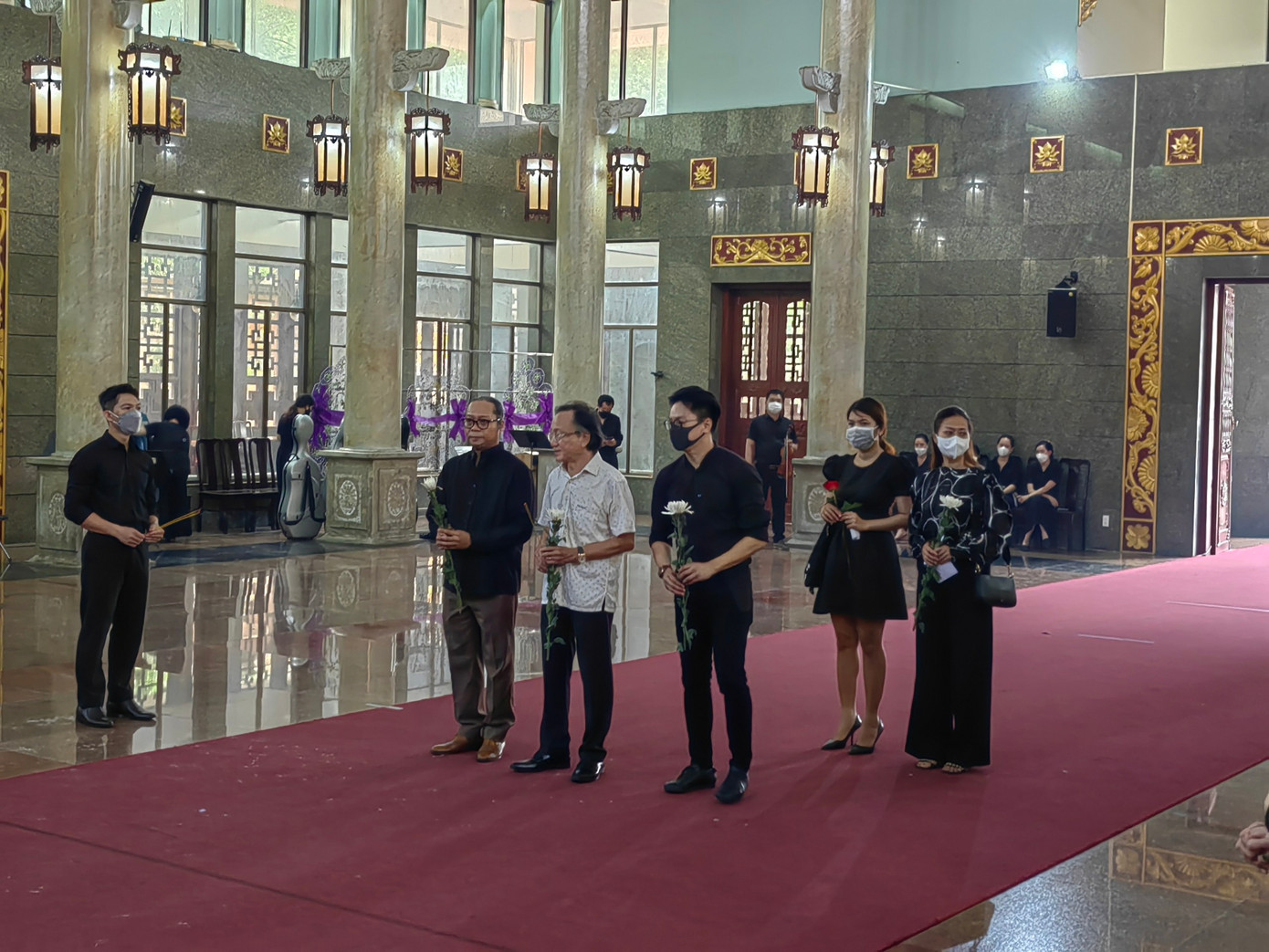 Đồng nghiệp đến viếng cố nghệ sĩ. Ảnh: Đào Mác.