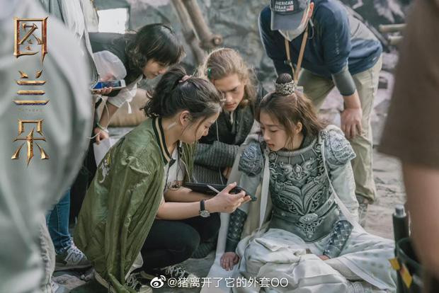 Dylan và Quan Hiểu Đồng trên phim trường.