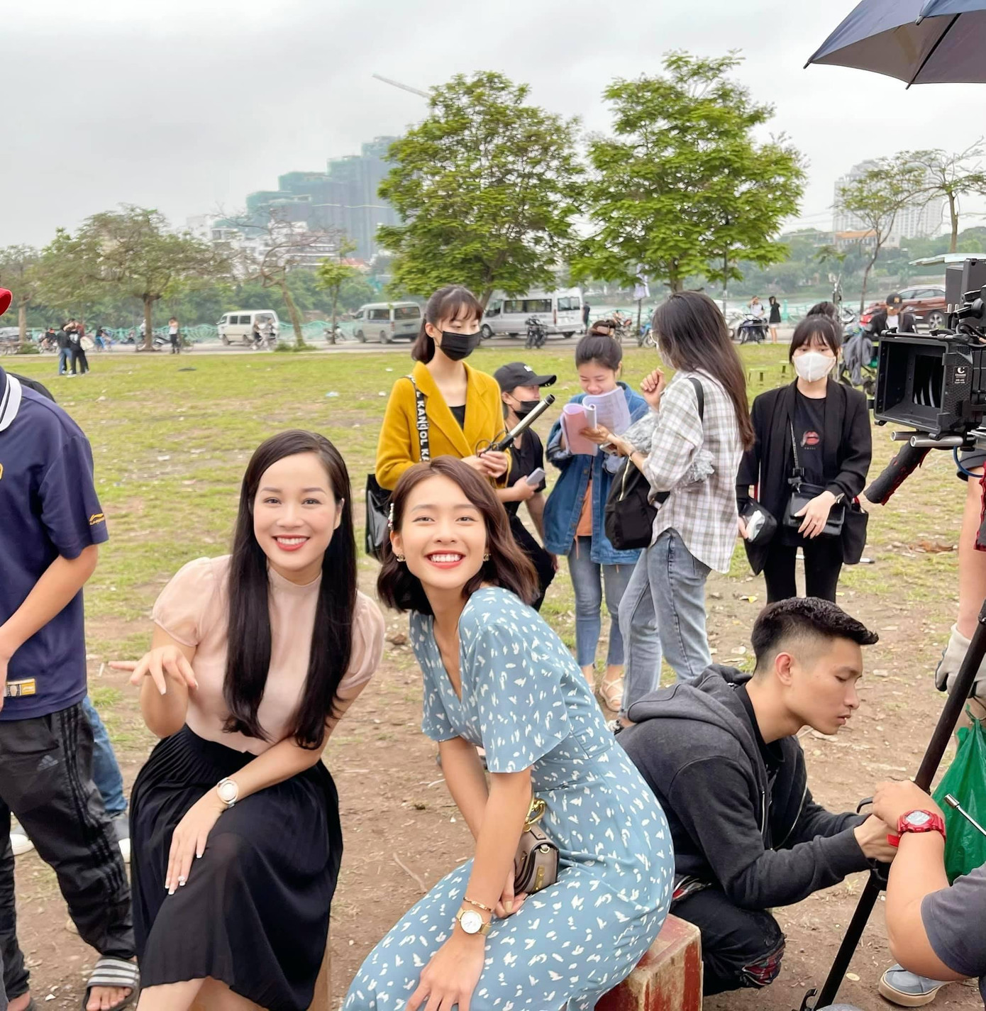 Tuy nhiên, khi chia sẻ những hình ảnh hậu trường phim, diễn viên Minh Hương khẳng định cô và Khả Ngân vô cùng thân thiết. Cả hai thường xuyên đùa giỡn để tạo không khí thoải mái sau những cảnh quay căng thẳng. Tuy nhiên, khi chia sẻ những hình ảnh hậu trường phim, diễn viên Minh Hương khẳng định cô và Khả Ngân vô cùng thân thiết. Cả hai thường xuyên đùa giỡn để tạo không khí thoải mái sau những cảnh quay căng thẳng.