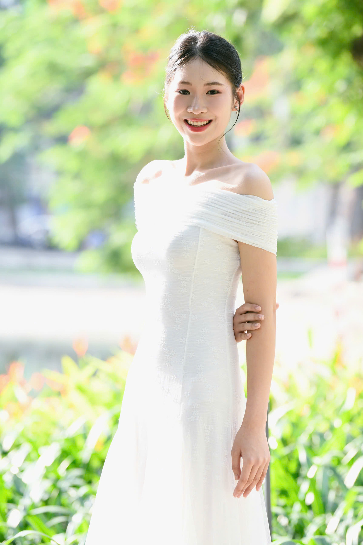 Hiền Nhi nói cô giấu gia đình về việc đi thi sắc đẹp. “Khi được vào vòng chung khảo tôi đã gọi điện cho ông bà. Ông bà vui và ủng hộ tôi, thường xuyên gọi điện hỏi thăm tôi trong những ngày tôi xa nhà”, cô nói. Trong top 25 thí sinh vào chung kết Hoa hậu Việt Nam 2024, Hoàng Thị Hiền Nhi đánh giá cao Nguyễn Phương Nhi, Hồ Ngọc Phương Linh, Bùi Thùy Nhiên và Trần Thị Huyền Cơ. Hiền Nhi cũng đặt mục tiêu lọt vào top 5 cuộc thi Hoa hậu Việt Nam 2024.