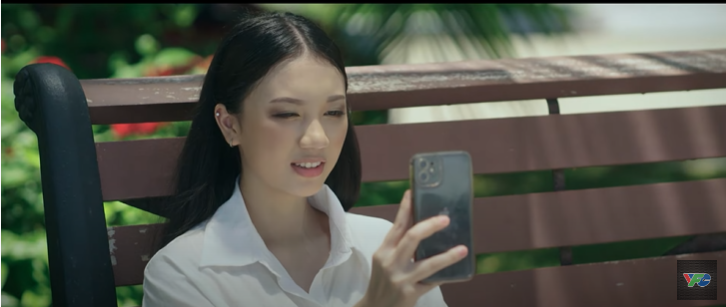 Con gái ông Cửu giả vờ chăm chỉ trước mặt bố. Con gái ông Cửu giả vờ chăm chỉ trước mặt bố.