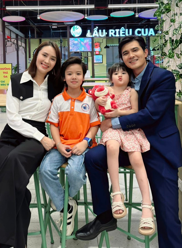 Quang Sự dò hỏi ý kiến khán giả về kết phim. Quang Sự dò hỏi ý kiến khán giả về kết phim.