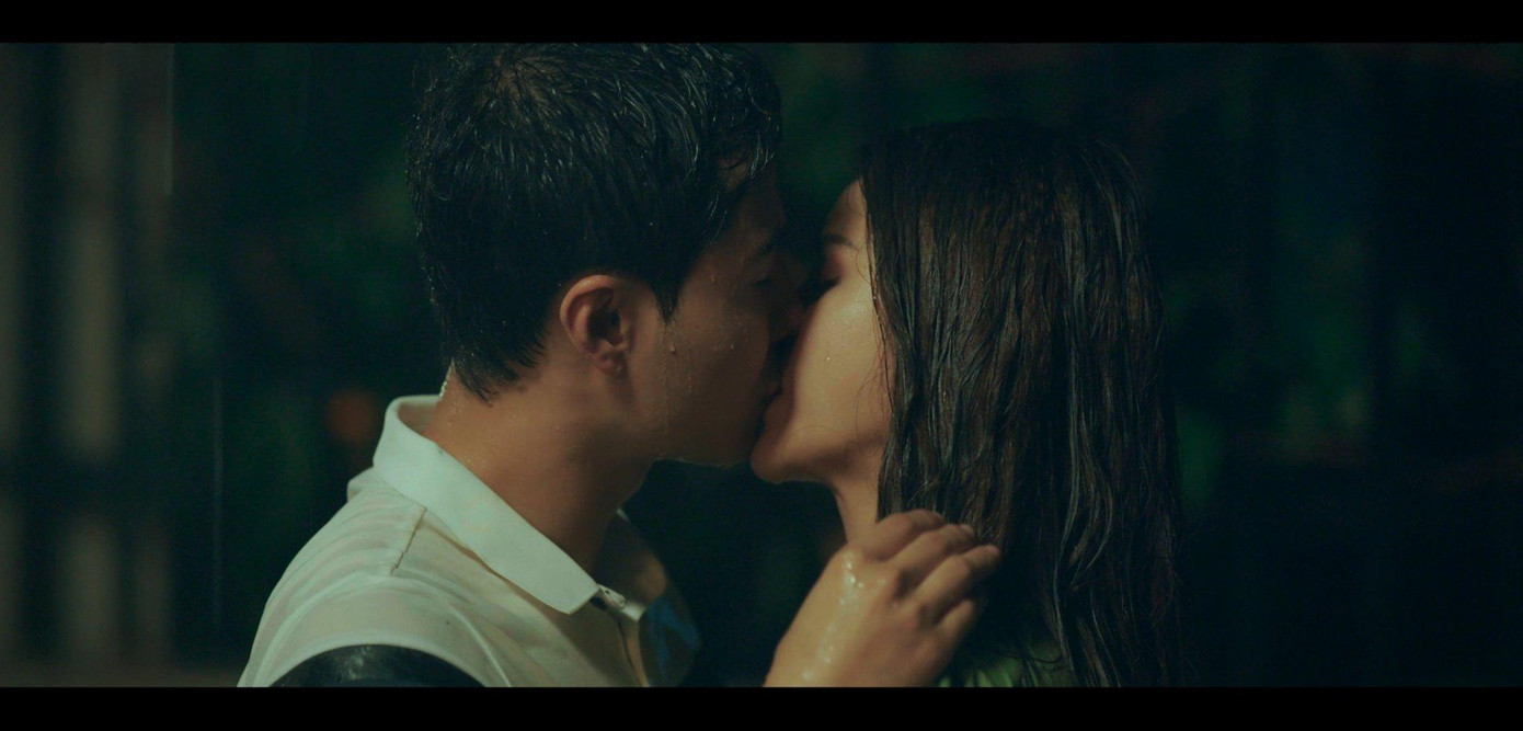 Đáp lại bạn gái, Vũ nói: &quot;Bỏ lại công việc qua một bên, anh đang thực sự hạnh phúc khi có em bên cạnh&quot;. Cả hai khóa môi ngọt ngào giữa trời mưa như trút.