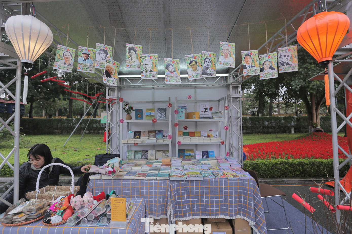 Trước sự kiện chính vào đêm Rằm tháng giêng, nhà thơ Nguyễn Quang Thiều - Chủ tịch Hội Nhà văn Việt Nam - khẳng định Ngày thơ Việt Nam 2023 mang tinh thần mới mẻ, thể hiện sự hòa quyện giữa truyền thống và hiện đại. Ảnh: DUY PHẠM. Trước sự kiện chính vào đêm Rằm tháng giêng, nhà thơ Nguyễn Quang Thiều - Chủ tịch Hội Nhà văn Việt Nam - khẳng định Ngày thơ Việt Nam 2023 mang tinh thần mới mẻ, thể hiện sự hòa quyện giữa truyền thống và hiện đại. Ảnh: DUY PHẠM.