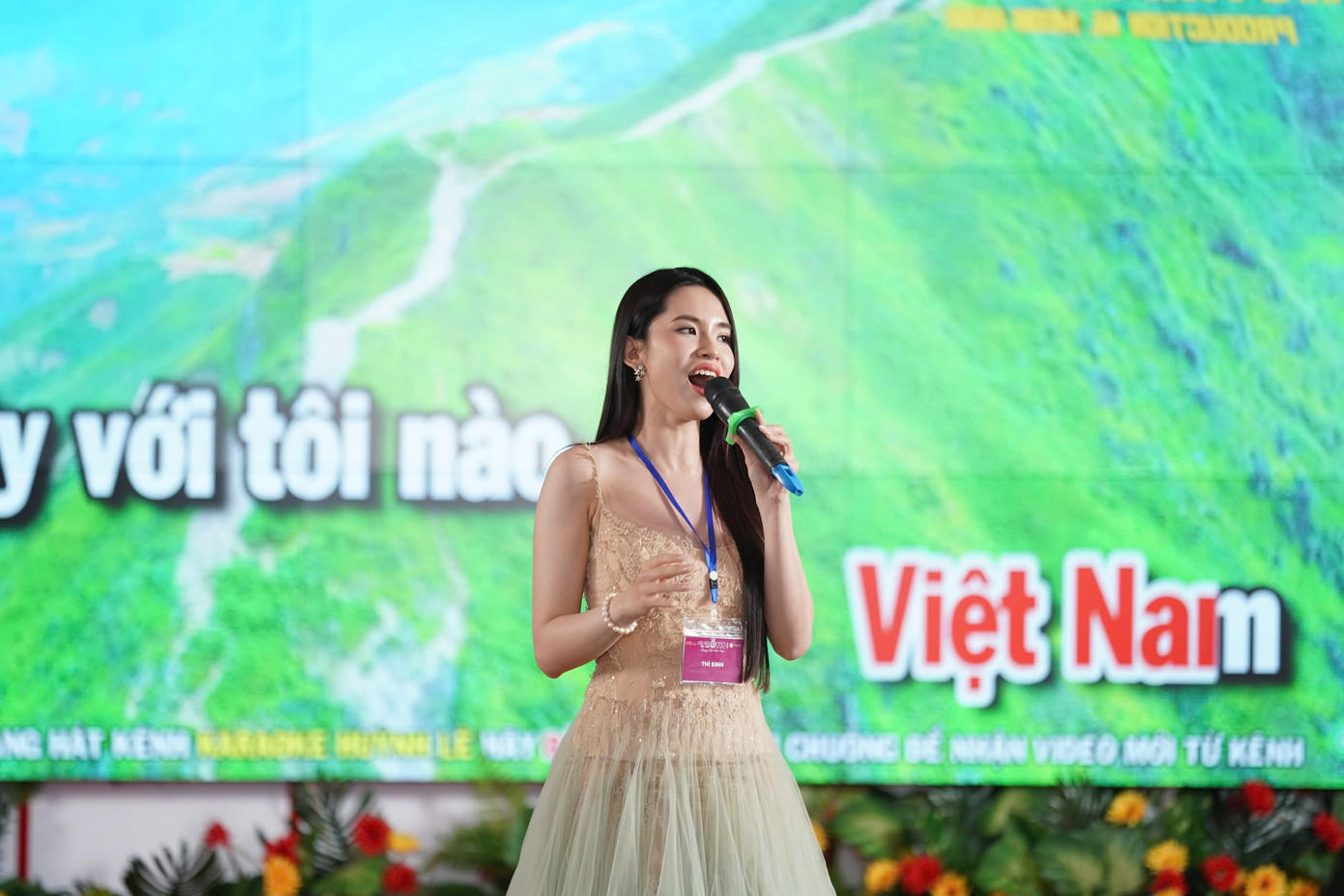 Thí sinh Đoàn Khánh Linh thể hiện bài hát Một vòng Việt Nam của nhạc sĩ Đông Thiên Đức. Nhiều thí sinh phía dưới hội trường hào hứng cùng cất giọng.