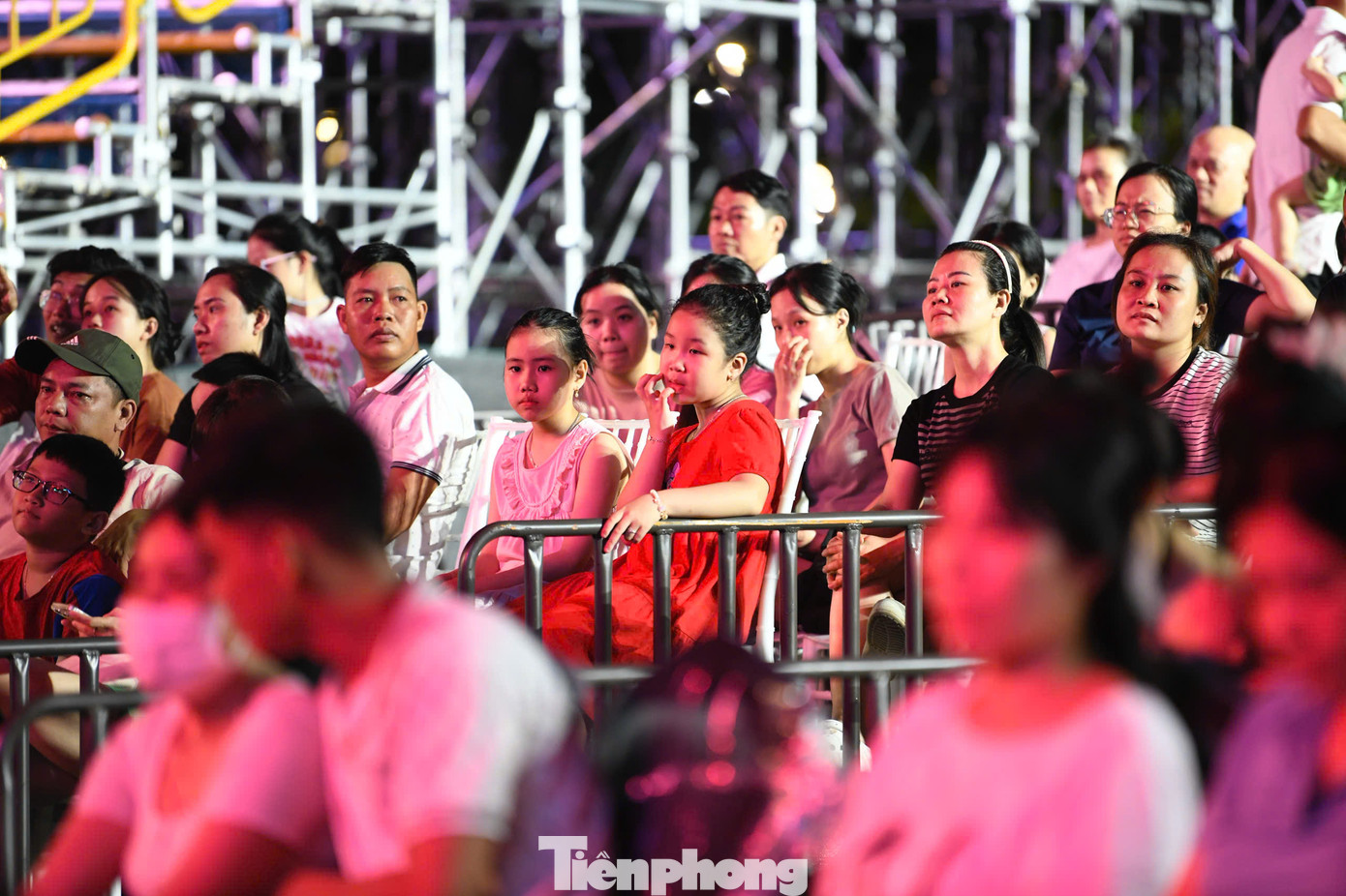 Người dân ngồi trên khu vực khán đài, chăm chú quan sát các thí sinh. Nhiều khán giả ấn tượng bởi nhan sắc của 25 cô gái lọt vào chung kết Hoa hậu Việt Nam 2024.