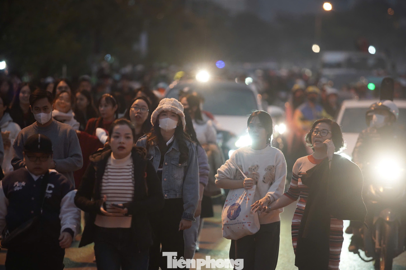 Thời điểm làm thủ tục check-in concert trùng khung giờ người dân tan làm nên đường phố càng tắc nghẽn.