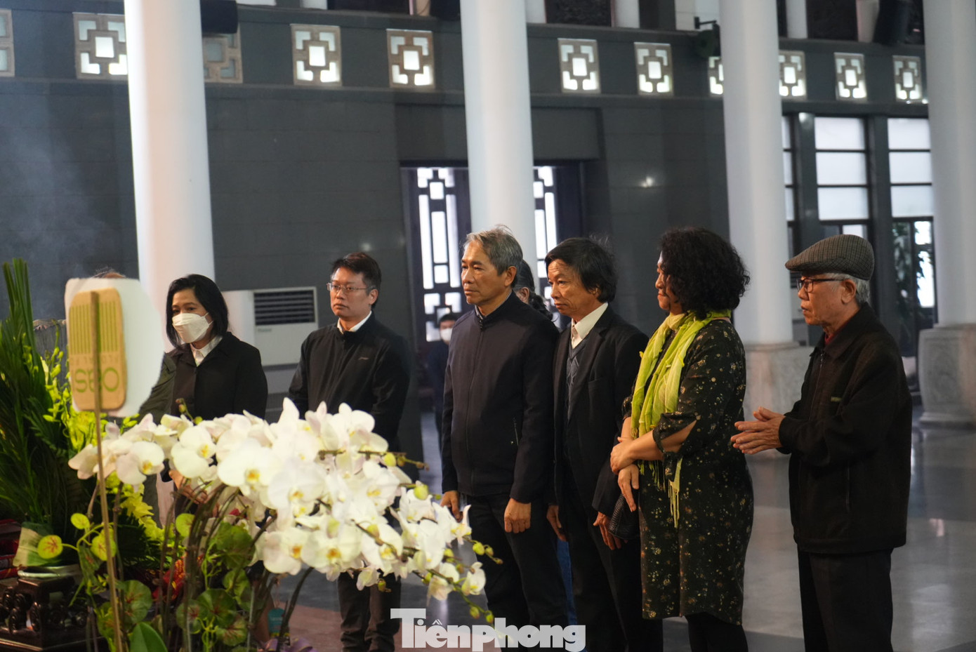 Nhiều văn nghệ sĩ tới lễ viếng dịch giả Dương Tường. Nhà văn Ngô Thảo thương tiếc khi trên trần gian nay đã mất đi người lao động nghệ thuật nghiêm túc, cẩn trọng, chuyên cần, năng suất cao. "Cầu chúc hương linh người sớm gặp gỡ bạn văn ở một thế giới không còn lận đận", nhà văn Ngô Thảo viết trong sổ tang. Ảnh: TRỌNG QUÂN.