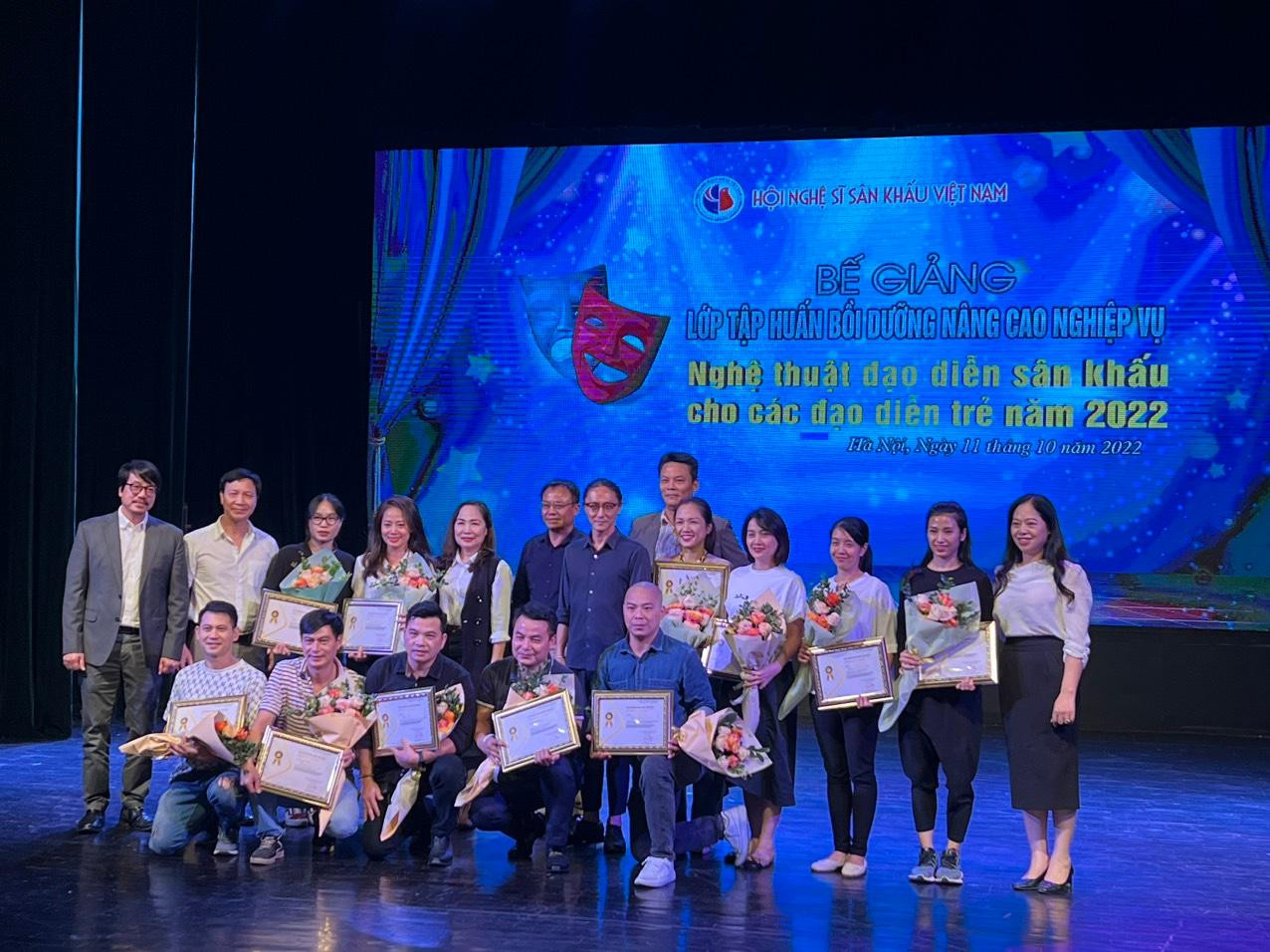 Các học viên của lớp được trao bằng chứng nhận. Ảnh: NGỌC ÁNH. Các học viên của lớp được trao bằng chứng nhận. Ảnh: NGỌC ÁNH.