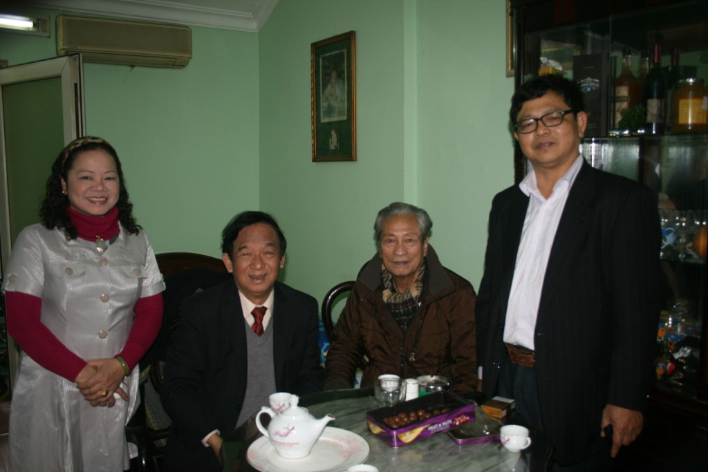 Đạo diễn Long Vân (thứ hai từ phải qua) gặp gỡ bạn bè. Đạo diễn Long Vân (thứ hai từ phải qua) gặp gỡ bạn bè.