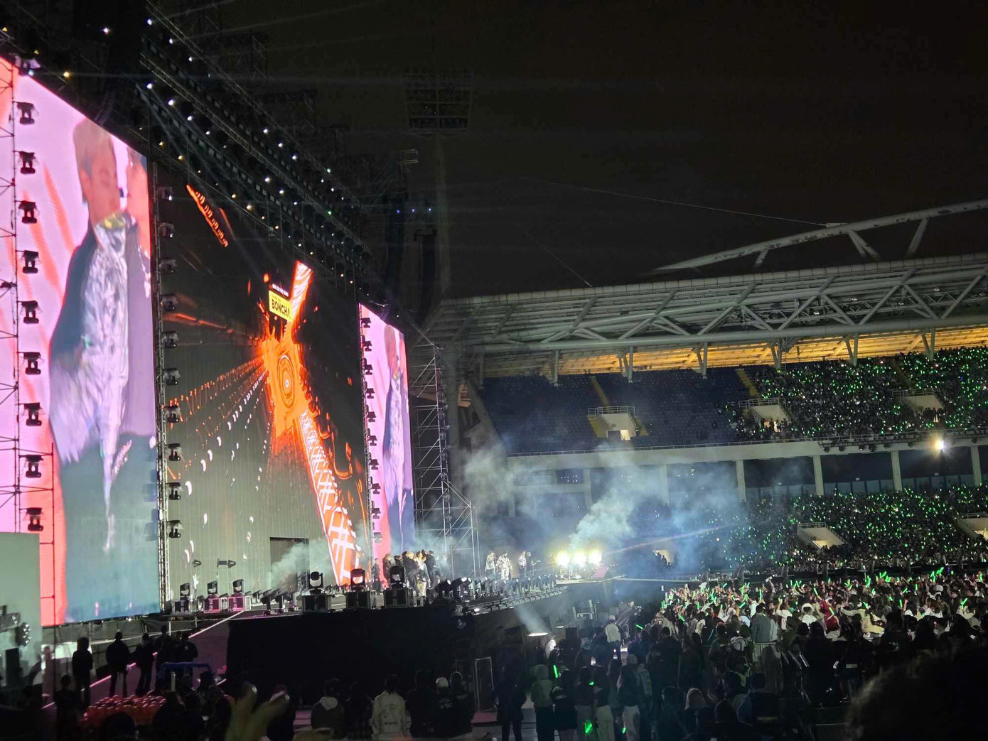 Hàng chục nghìn người hâm mộ có mặt tại sân vận động quốc gia Mỹ Đình trong tối 7/12 để tham dự concert đầu tiên tại Hà Nội của Anh trai say hi.