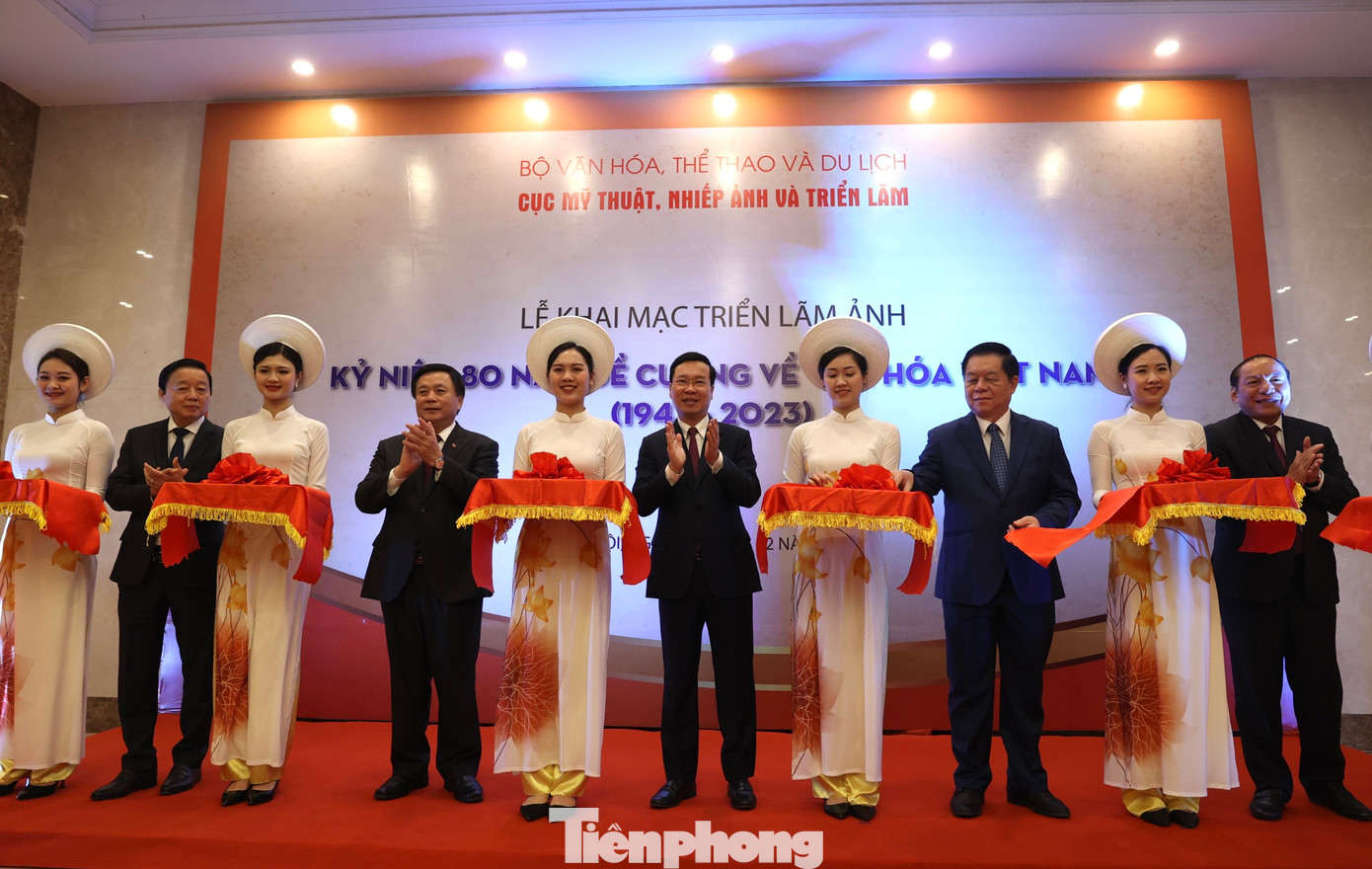 Hội thảo khoa học cấp quốc gia 80 năm Đề cương về Văn hóa Việt Nam (1943 - 2023) - Khởi nguồn và động lực phát triển diễn ra ngày 27/2 tại Hà Nội là một trong những hoạt động nổi bật, trọng tâm nhân kỷ niệm 80 năm ra đời Đề cương về Văn hóa Việt Nam (1943 - 2023). Triển lãm ảnh Kỷ niệm 80 năm Đề cương về Văn hóa Việt Nam khai mạc trong khuôn khổ hội thảo. Dự triển lãm có: Ủy viên Bộ Chính trị, Thường trực Ban Bí thư Võ Văn Thưởng; Ủy viên Bộ Chính trị, Giám đốc Học viện Chính trị Quốc gia Hồ Chí Minh Nguyễn Xuân Thắng; Bí thư T.Ư Đảng, Trưởng Ban Tuyên giáo T.Ư Nguyễn Trọng Nghĩa; Ủy viên Ban chấp hành T.Ư Đảng, Phó Thủ tướng Chính phủ Trần Hồng Hà; Ủy viên Ban chấp hành T.Ư Đảng, Bộ trưởng Bộ VHTT&amp;DL Nguyễn Văn Hùng. Ảnh: Như Ý.