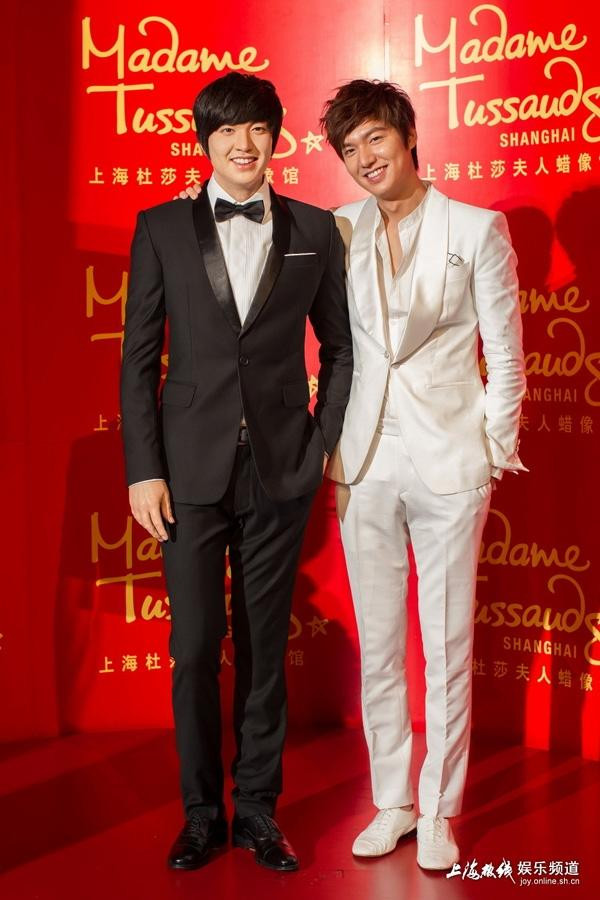 Tại Thượng Hải cũng có bức tượng của nam tài tử, tuy nhiên lại là phiên bản có phần mập mạp hơn nhiều Tại Thượng Hải cũng có bức tượng của nam tài tử, tuy nhiên lại là phiên bản có phần mập mạp hơn nhiều