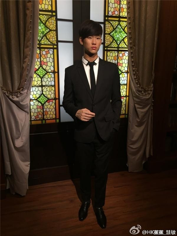 Ngược lại với bức tượng của Lee Min Ho, tượng sáp mô phỏng Kim Soo Hyun gây choáng vì làm cho nam diễn viên trông gầy gò và đen nhảm, khác xa hình tượng thư sinh, điển trai ngoài đời Ngược lại với bức tượng của Lee Min Ho, tượng sáp mô phỏng Kim Soo Hyun gây choáng vì làm cho nam diễn viên trông gầy gò và đen nhảm, khác xa hình tượng thư sinh, điển trai ngoài đời