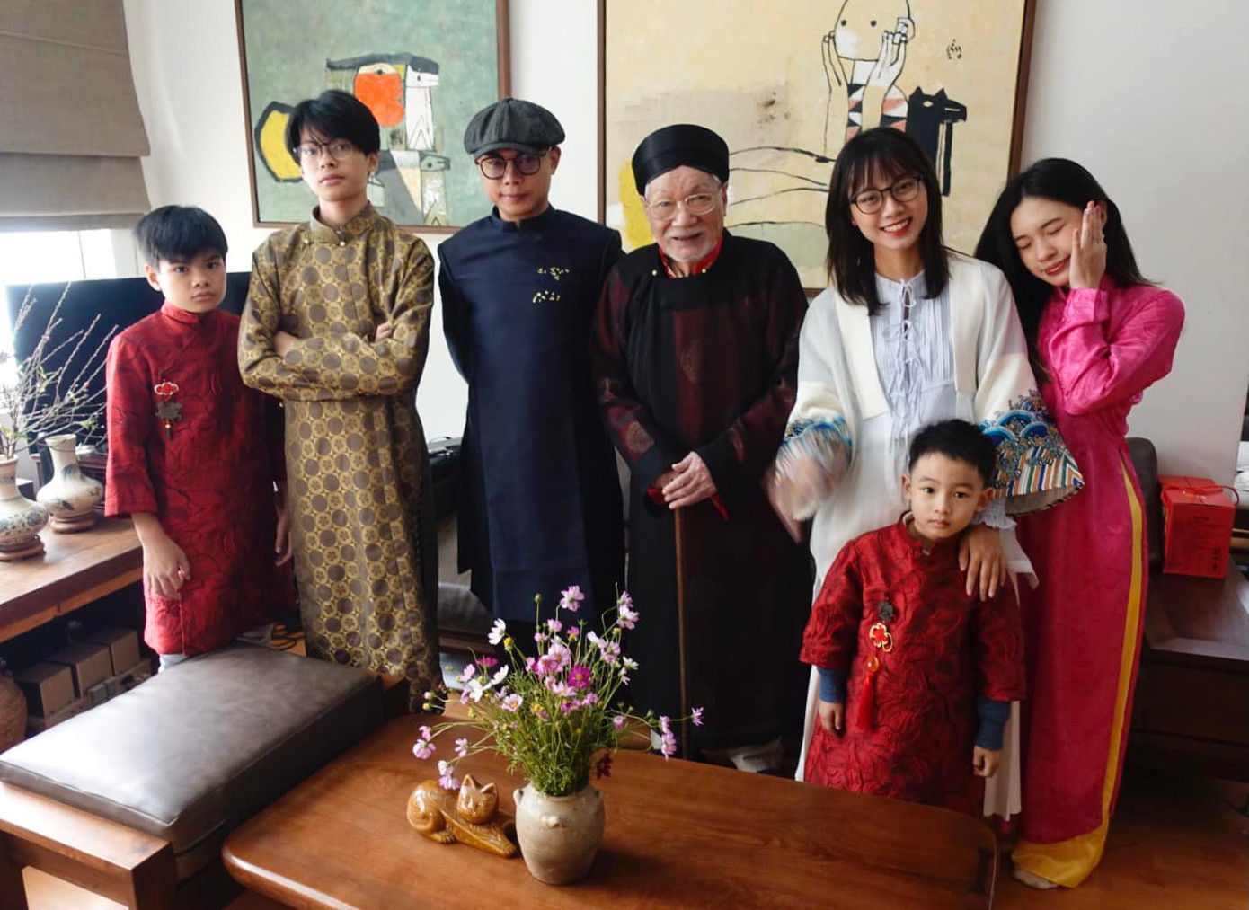 NSND Trần Bảng bên các cháu, chắt. NSND Trần Bảng bên các cháu, chắt.