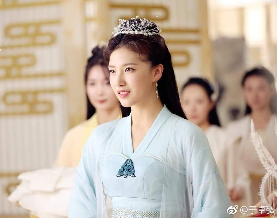 Năm 2018, Đỗ Vũ Thần gây ấn tượng với vai Quảng Lộ tiên tử trong bộ phim Hương mật tựa khói sương. Với khuôn mặt thanh tú, ưa nhìn và vóc dáng mảnh mai, "bản sao" Lưu Diệc Phi được đánh giá là rất phù hợp với những vai thần tiên Năm 2018, Đỗ Vũ Thần gây ấn tượng với vai Quảng Lộ tiên tử trong bộ phim Hương mật tựa khói sương. Với khuôn mặt thanh tú, ưa nhìn và vóc dáng mảnh mai, "bản sao" Lưu Diệc Phi được đánh giá là rất phù hợp với những vai thần tiên