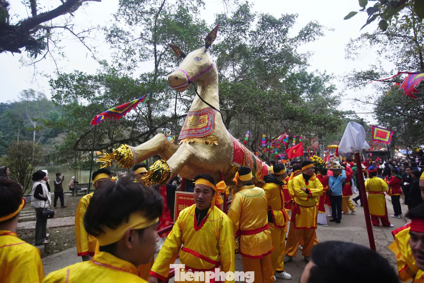 Lễ rước ngựa của thôn Phù Mã (xã Phù Linh) nối tiếp màn tế lễ. Lễ vật này gắn với tục truyền trước khi bay về trời, Thánh Gióng xuống ngựa, dừng chân ở đồi Phù Mã để nghỉ ngơi, thăm thú.
