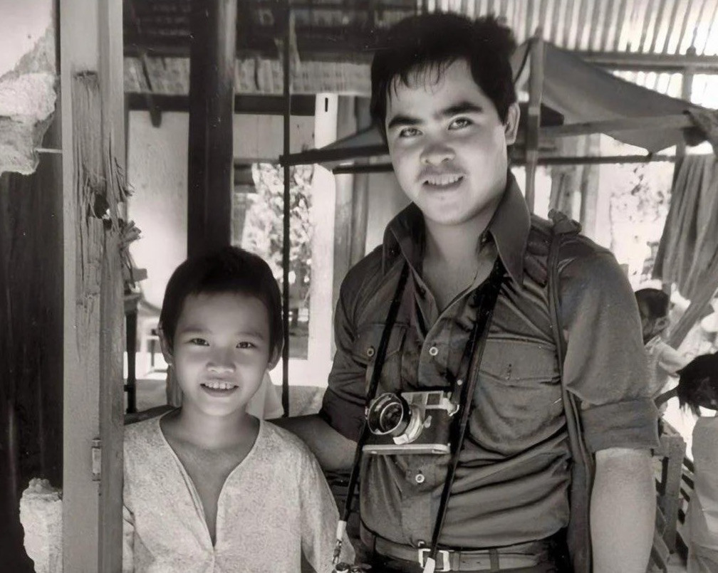 Nhiếp ảnh gia Nick Út trở lại Trảng Bàng thăm bà Kim Phúc vào cuối năm 1973.