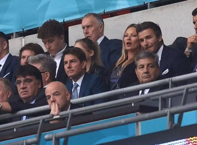 Tom Cruise, David Beckham và siêu mẫu Kate Moss trên khán đài sân Wembley
