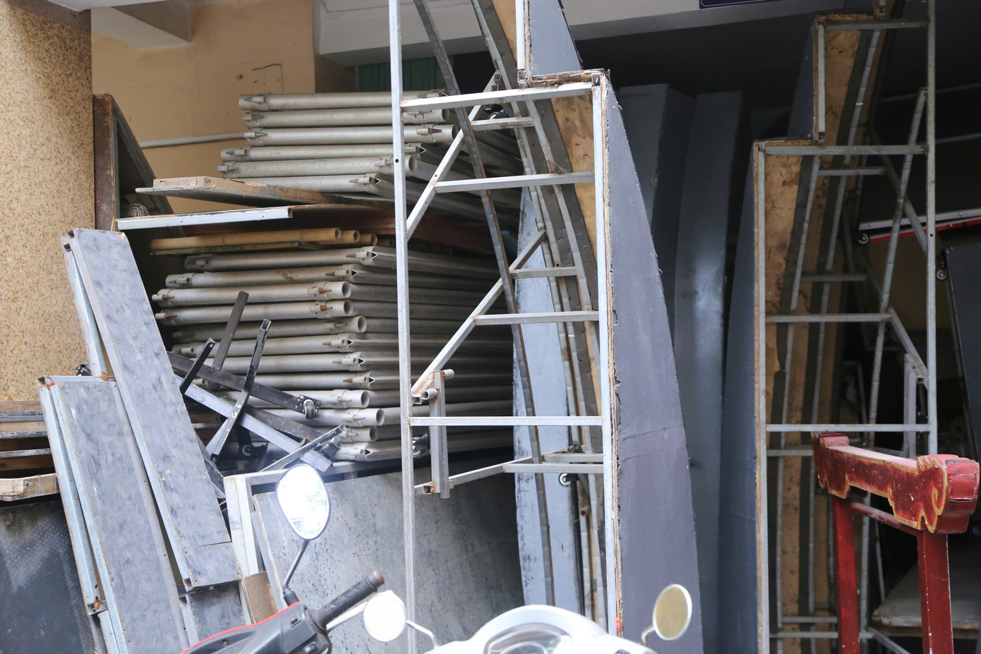 Theo ghi nhận của phóng viên, nhiều mảng tường, trần của nhà hát đã bong tróc. Do cơ sở vật chất xuống cấp, nhà hát không có kho chuyên dụng để cất đồ.