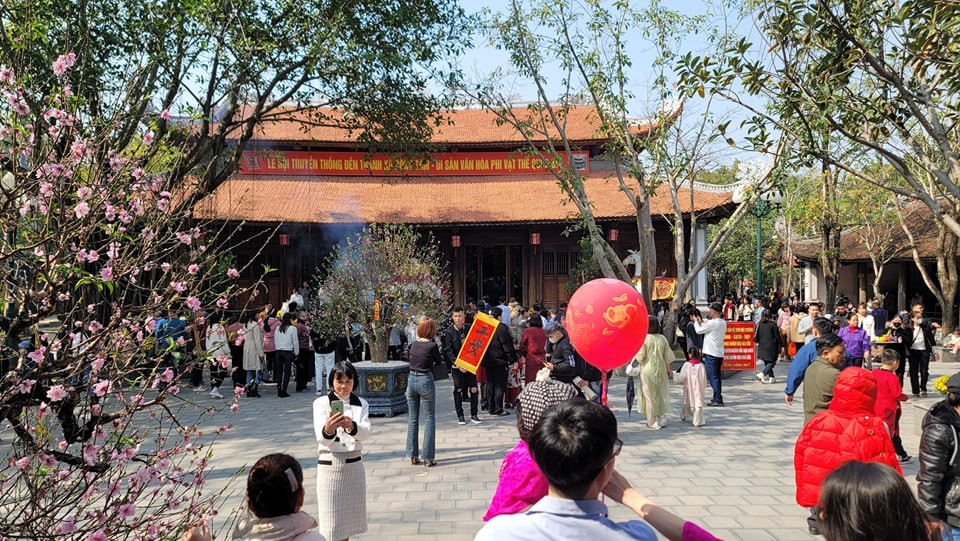 Du khách đổ về đền Tranh những ngày đầu năm mới 2024.