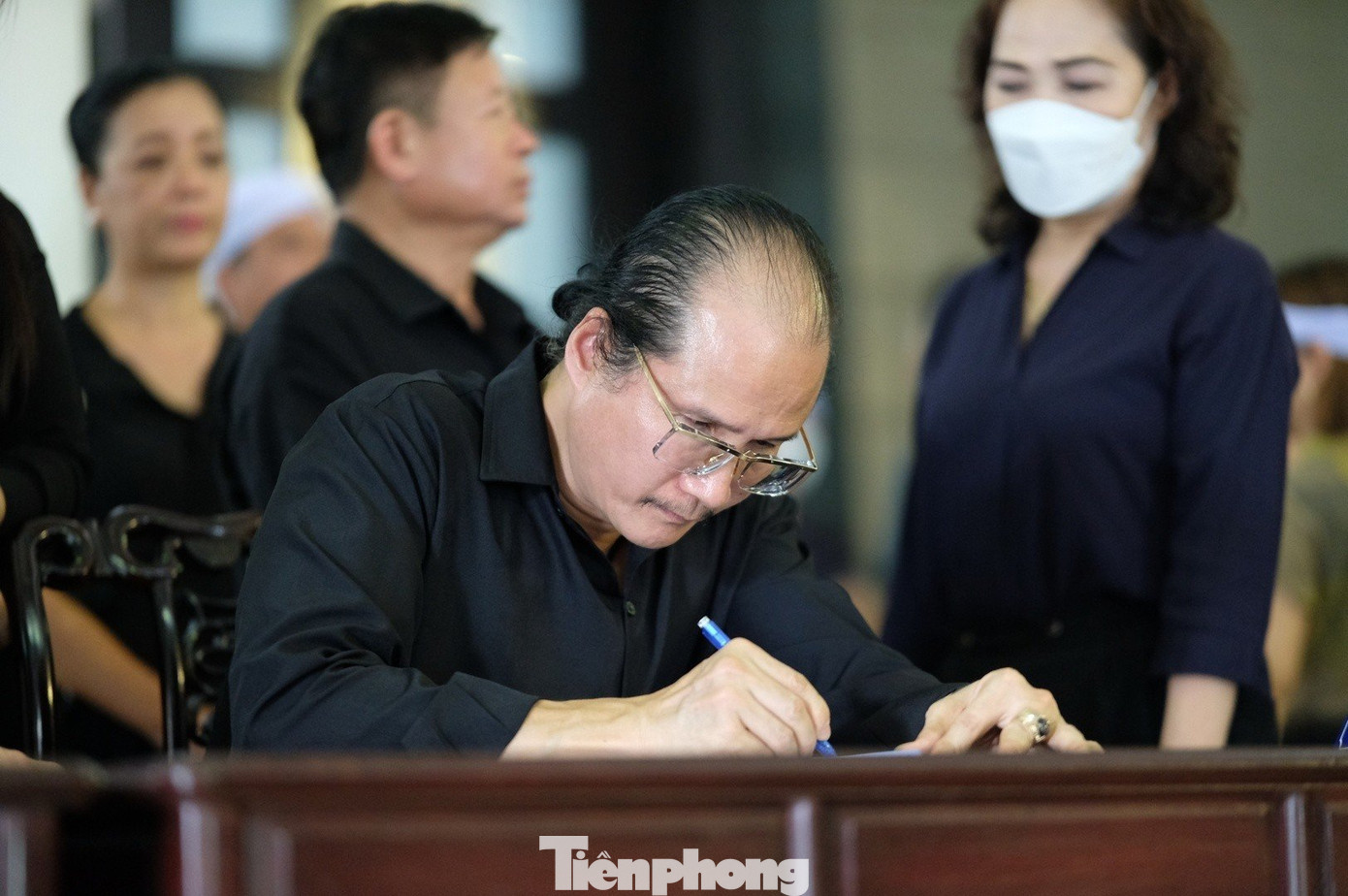 NSƯT Lê Tuấn Cường - Quyền Giám đốc Nhà hát Chèo Việt Nam - có nhiều kỷ niệm khi làm việc cùng NSND Trần Bảng. Anh cho biết NSND Trần Bảng là người hoan hỉ, bao dung với các học trò. "NSND Trần Bảng tôn trọng sự sáng tạo của những nghệ sĩ biểu diễn trên sân khấu. Ông giúp họ thăng hoa khi diễn xuất", NSƯT Lê Tuấn Cường nói với Tiền Phong. NSƯT Lê Tuấn Cường - Quyền Giám đốc Nhà hát Chèo Việt Nam - có nhiều kỷ niệm khi làm việc cùng NSND Trần Bảng. Anh cho biết NSND Trần Bảng là người hoan hỉ, bao dung với các học trò. "NSND Trần Bảng tôn trọng sự sáng tạo của những nghệ sĩ biểu diễn trên sân khấu. Ông giúp họ thăng hoa khi diễn xuất", NSƯT Lê Tuấn Cường nói với Tiền Phong.