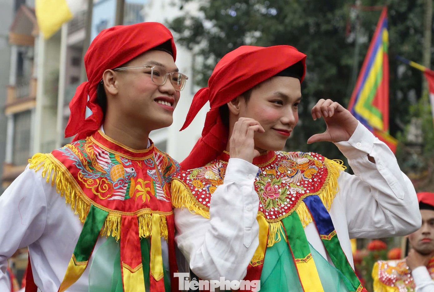 Nhóm múa gồm nhiều lứa tuổi, chủ yếu là các nam thanh niên trong khoảng 18-30 tuổi. Một số người có nhiều năm kinh nghiệm múa con đĩ đánh bồng.