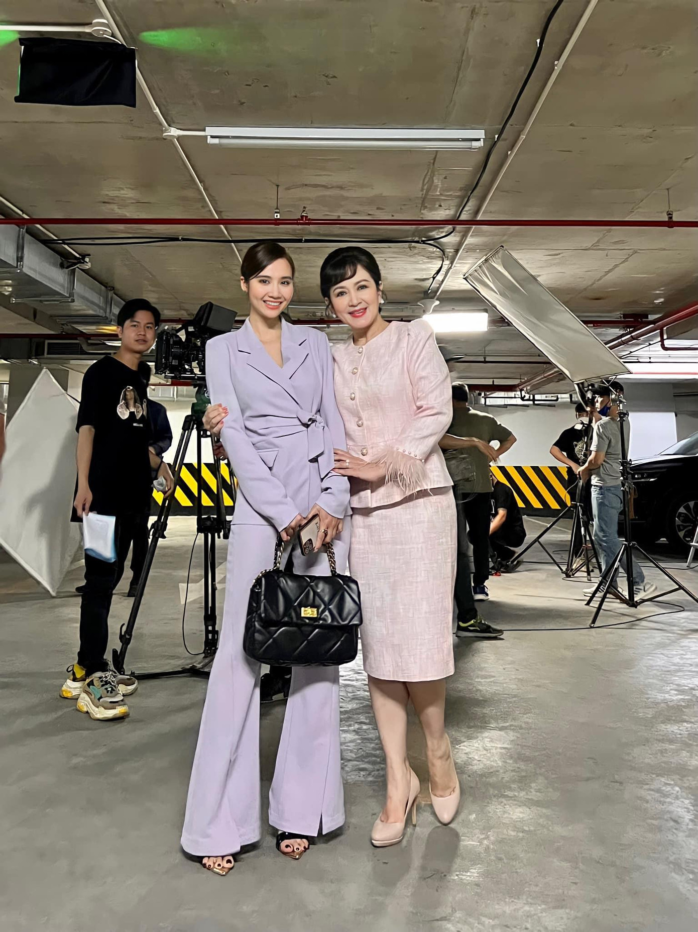 Hai mẹ con Vân Trang (Huyền Lizzie) và bà Kim Nhung (NSND Minh Hòa).