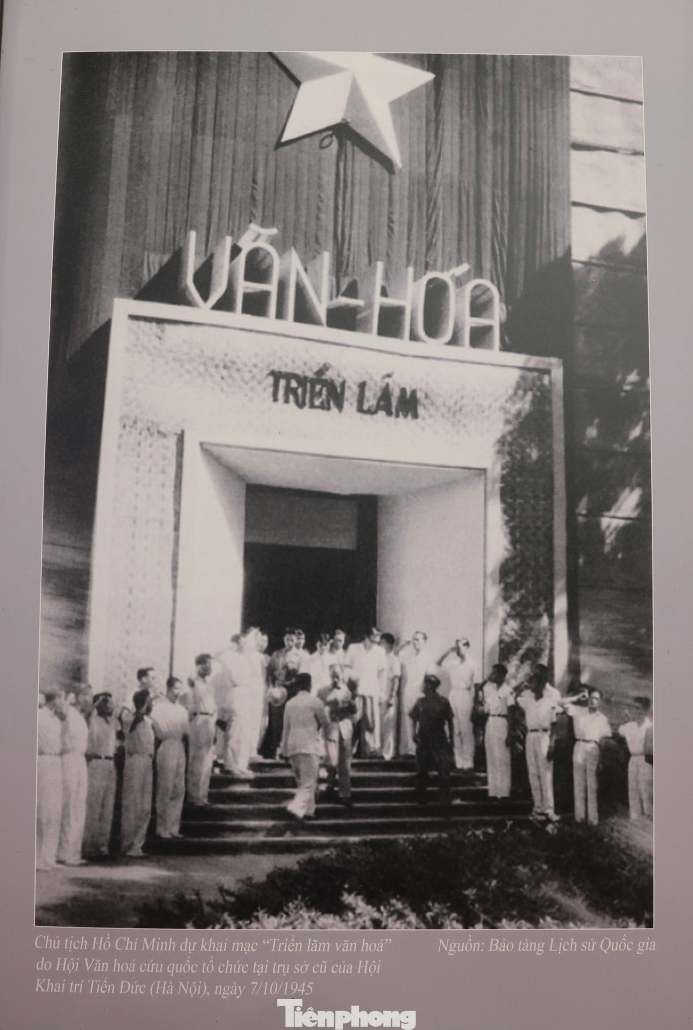 Chủ tịch Hồ Chí Minh dự khai mạc Triển lãm văn hóa do Hội Văn hóa cứu quốc tổ chức (7/10/1945).