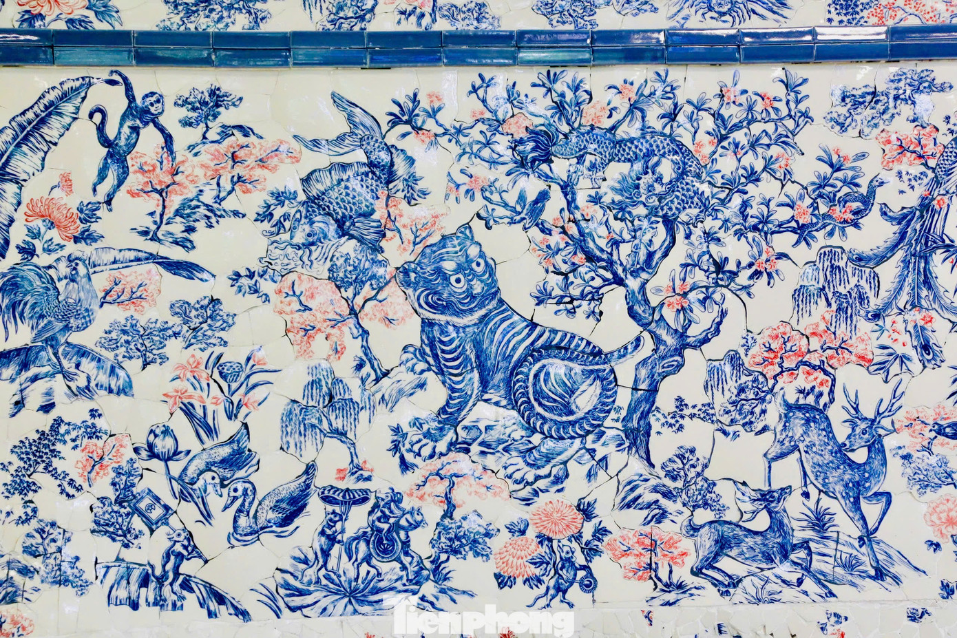 Tác phẩm do nghệ sĩ Nguyễn Xuân Lam thực hiện, được Cơ quan Phát triển Pháp (AFD) thông qua quỹ Métis trao tặng cho TP Hà Nội. Thân tàu là hình ảnh một vườn bách thú - bách thảo có ý nghĩa tương tác với Công viên Thủ Lệ gần nhà ga S8.