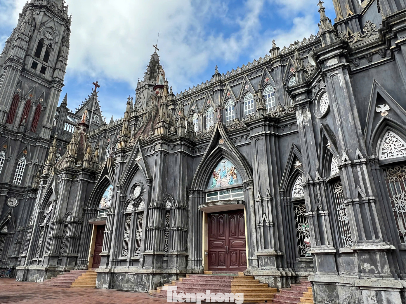 Nhà thờ Hưng Nghĩa (huyện Hải Hậu, Nam Định) có chính điện dài 76 m, rộng 33 m, cao 24m. Ảnh: Ngọc Ánh.