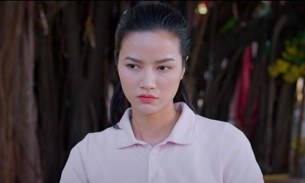 Anh Đào vào vai "gái quê" đanh đá trong Lối về miền hoa. Anh Đào vào vai "gái quê" đanh đá trong Lối về miền hoa.