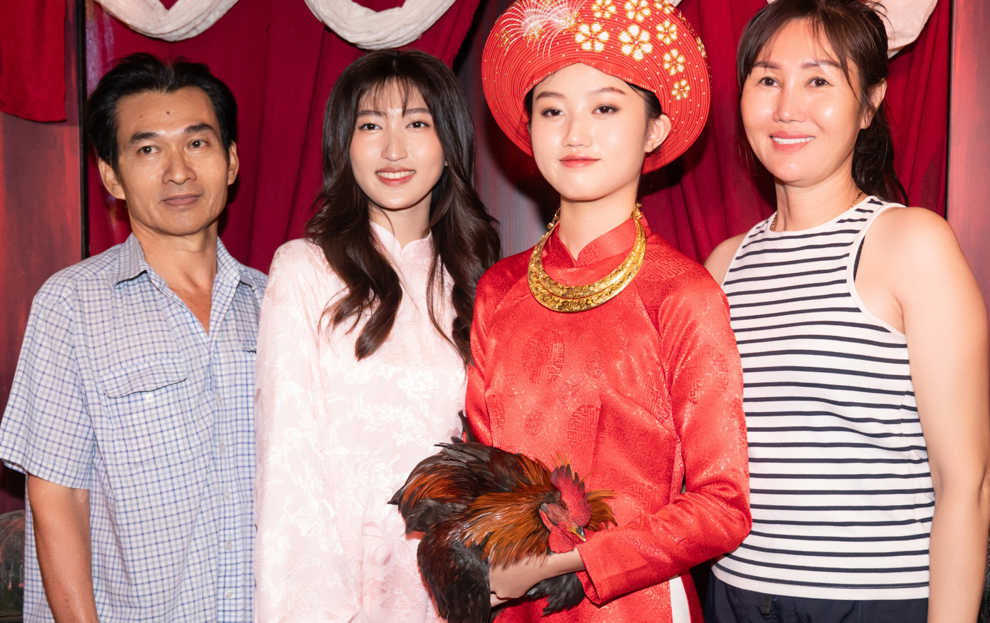 Chị em Mai Mỹ Ngân, Mai Cát Vi cùng người thân tại sự kiện hôm 30/5.