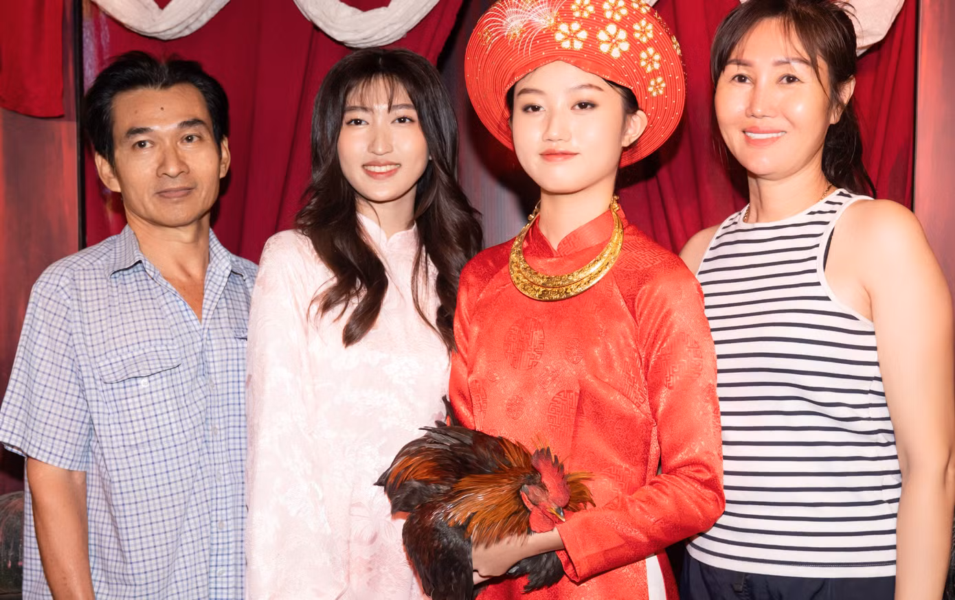 Chị em Mai Mỹ Ngân, Mai Cát Vi cùng người thân tại sự kiện hôm 30/5.