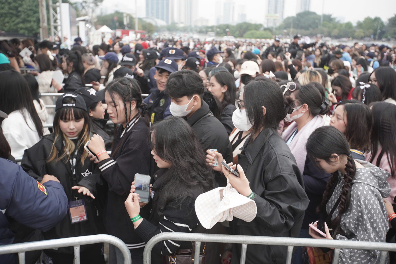 Người hâm mộ ùn ứ ở khu vực làm thủ tục. Người tham gia concert cần mang theo điện thoại di động để quét mã QR, xuất trình vé vào cổng an ninh.