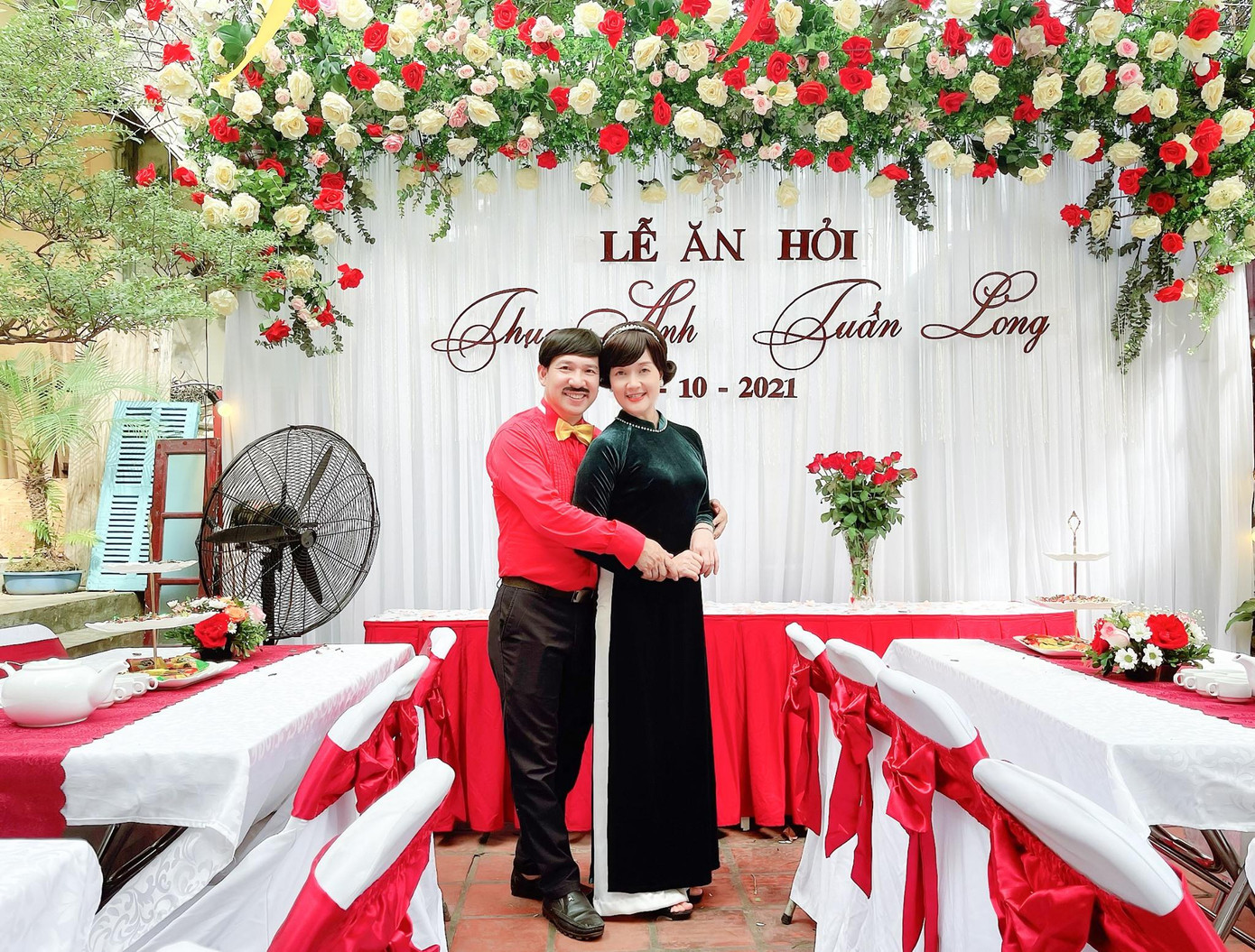 Mới đây, những hình ảnh hậu trường vui nhộn trong lễ ăn hỏi của cặp đôi Thục Anh (Lương Thanh) và Long &quot;đần&quot; (Trung Ruồi) đã được nghệ sĩ Vân Dung đăng tải trên fanpage chính thức.