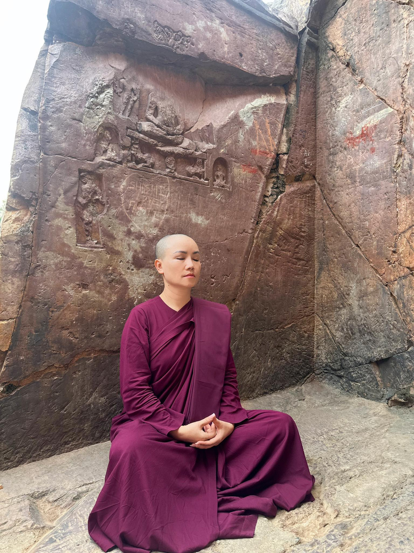 Diễn viên Hoàng Yến cạo đầu, tham gia khóa tu ở Ấn Độ. Ảnh: NVCC. Diễn viên Hoàng Yến cạo đầu, tham gia khóa tu ở Ấn Độ. Ảnh: NVCC.