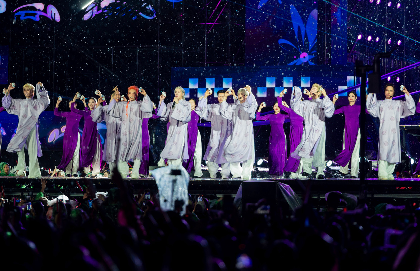 Các nghệ sĩ hát Mưa trên phố Huế. Gần cuối chương trình, một số khán giả ra về sớm vì sự cố kỹ thuật. Concert mất điện, màn hình LED gián đoạn vì mưa to. Một số người do bị ướt mưa từ trước đó nên cũng không thể nán lại quá lâu.