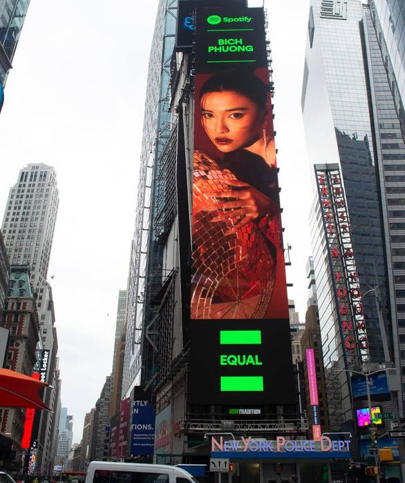 Bích Phương nổi tiếng sau thành tích lọt top 7 của cuộc thi Việt Nam Idol năm 2010. Là một trong những nữ nghệ sĩ tài năng trẻ của showbiz Việt. Giọng ca 8x liên tục ghi dấu ấn qua hàng loạt ca khúc như Gửi anh xa nhớ, Bùa Yêu, Đi đu đưa đi, Em đã bỏ thuốc chưa?... Bích Phương nổi tiếng sau thành tích lọt top 7 của cuộc thi Việt Nam Idol năm 2010. Là một trong những nữ nghệ sĩ tài năng trẻ của showbiz Việt. Giọng ca 8x liên tục ghi dấu ấn qua hàng loạt ca khúc như Gửi anh xa nhớ, Bùa Yêu, Đi đu đưa đi, Em đã bỏ thuốc chưa?...