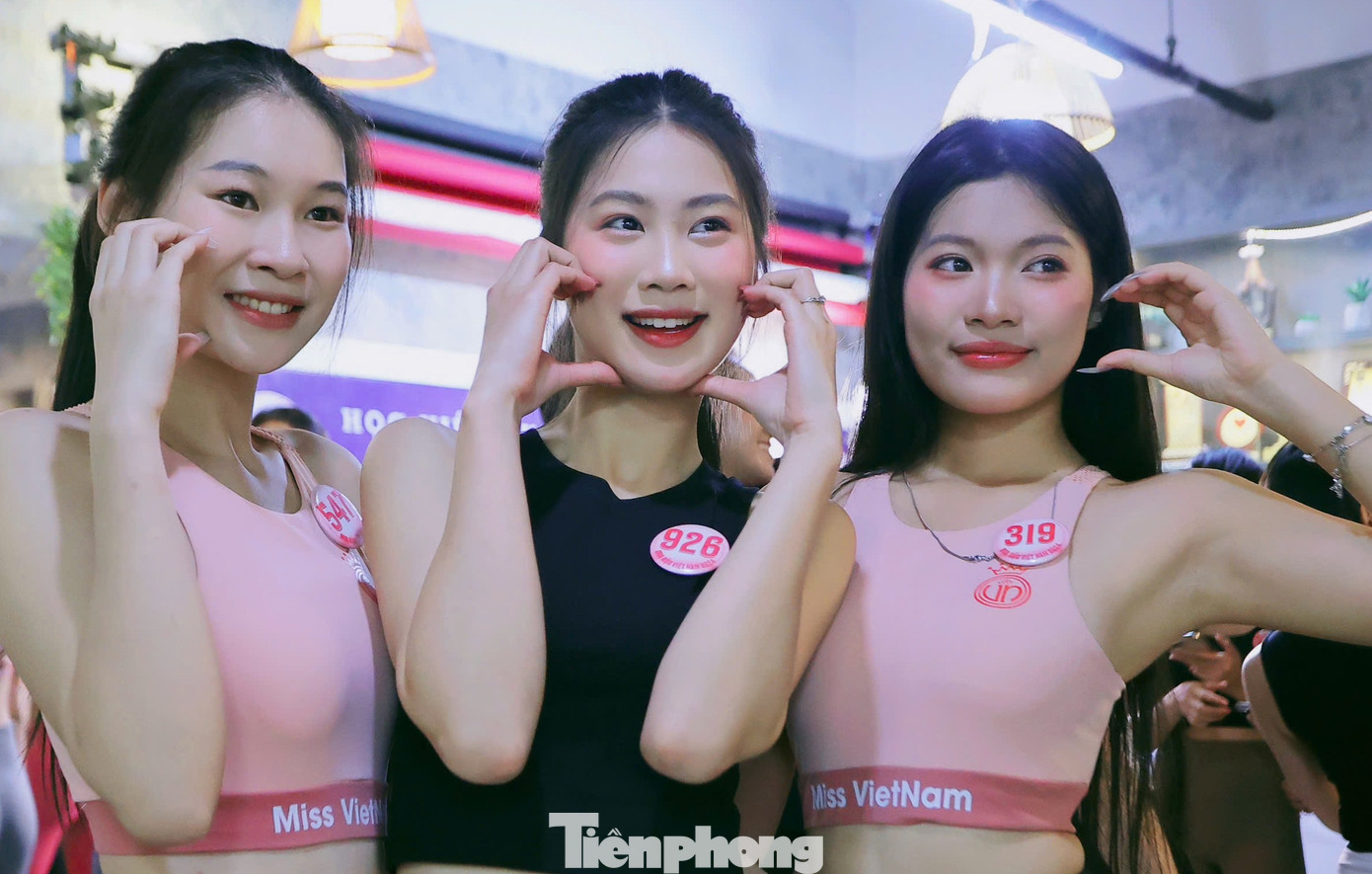 Sáng 8/4, tại Hà Nội, các thí sinh Hoa hậu Việt Nam 2024 tham gia buổi tập yoga cùng huấn luyện viên. Nhiều thí sinh lần đầu tiếp xúc với bộ môn này.