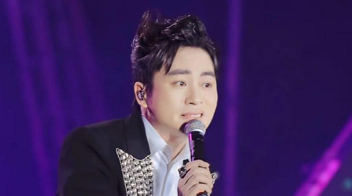 Ca sĩ Tùng Dương gây ấn tượng với ca khúc Khát vọng tuổi trẻ.